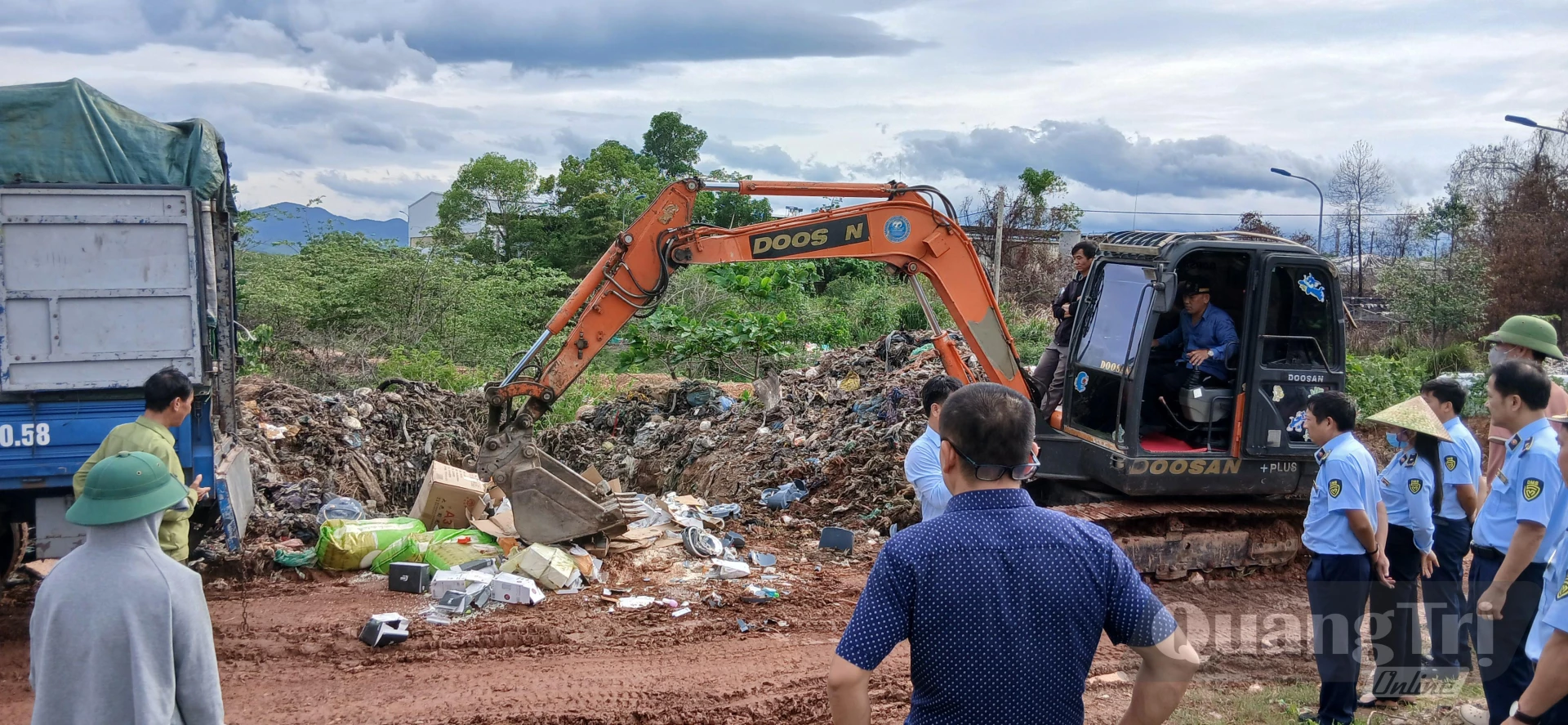 Hàng hóa được tiêu hủy tại bãi rác chung Đồng Hới-Bố Trạch (xã Nam Trạch) - Ảnh: H.Đ