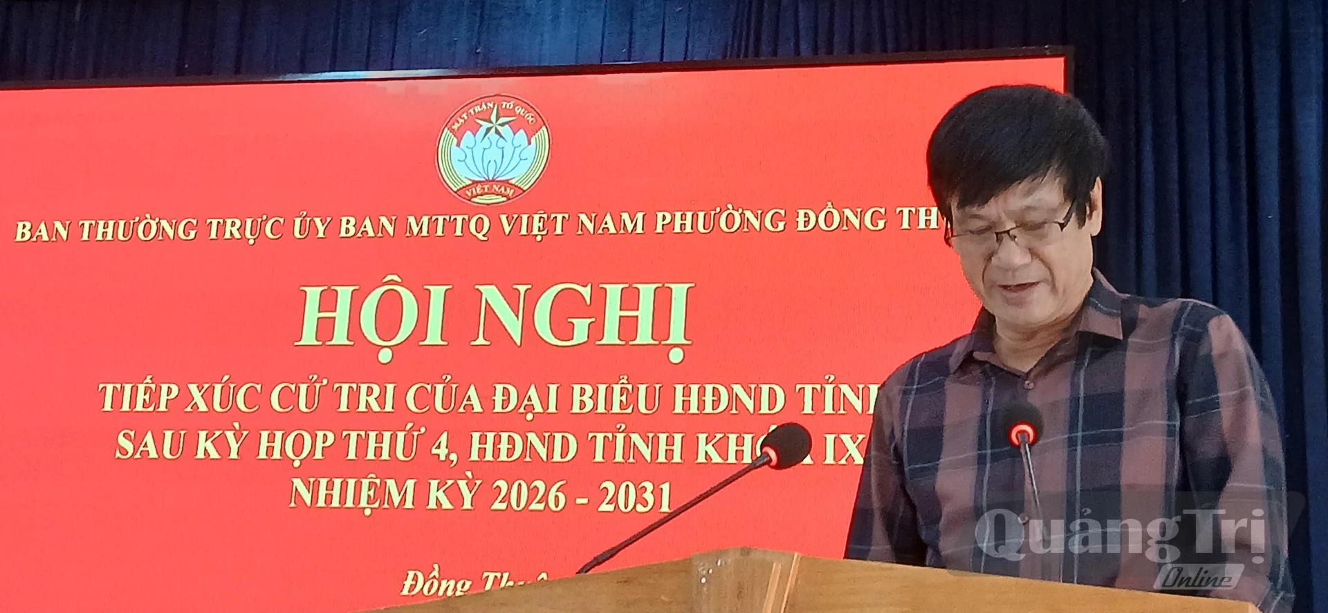 Ảnh: H.Đ Cử tri phường Đồng Thuận trình bày ý kiến tại buổi tiếp xúc cử tri.