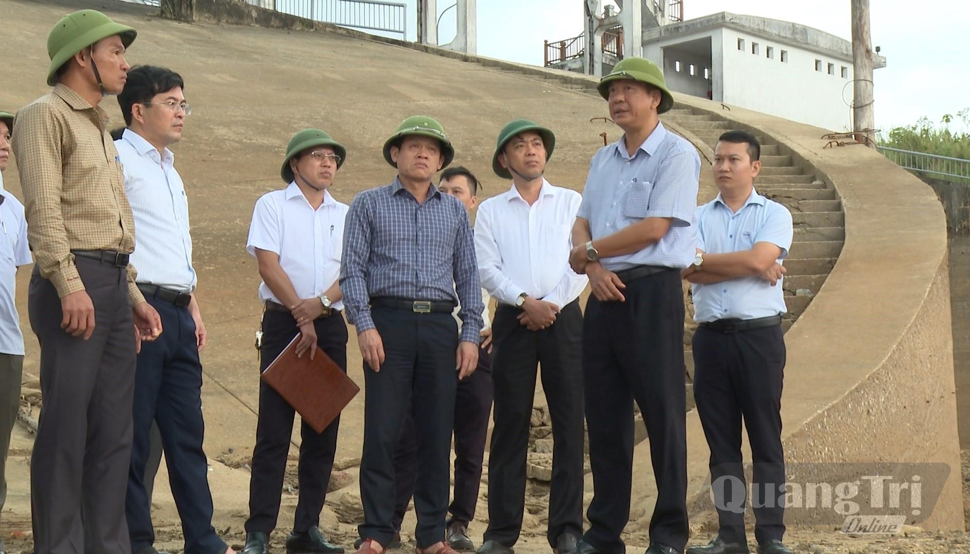 Đồng chí Lê Văn Bảo, Phó Chủ tịch UBND tỉnh kiểm tra công tác bảo đảm an toàn hồ đập tại hồ chứa nước Thác Chuối, xã Bố Trạch - Ảnh: Q.V