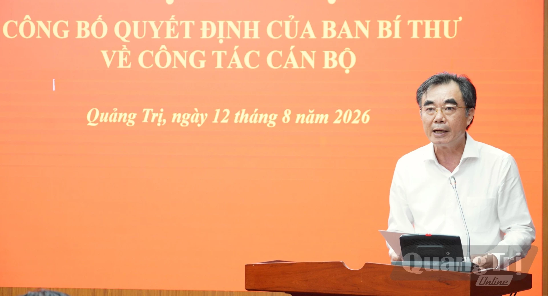 Đồng chí Nguyễn Lương Bình, Trưởng ban Tổ chức Tỉnh ủy công bố quyết định của Ban Bí thư về công tác cán bộ - Ảnh: Q.V