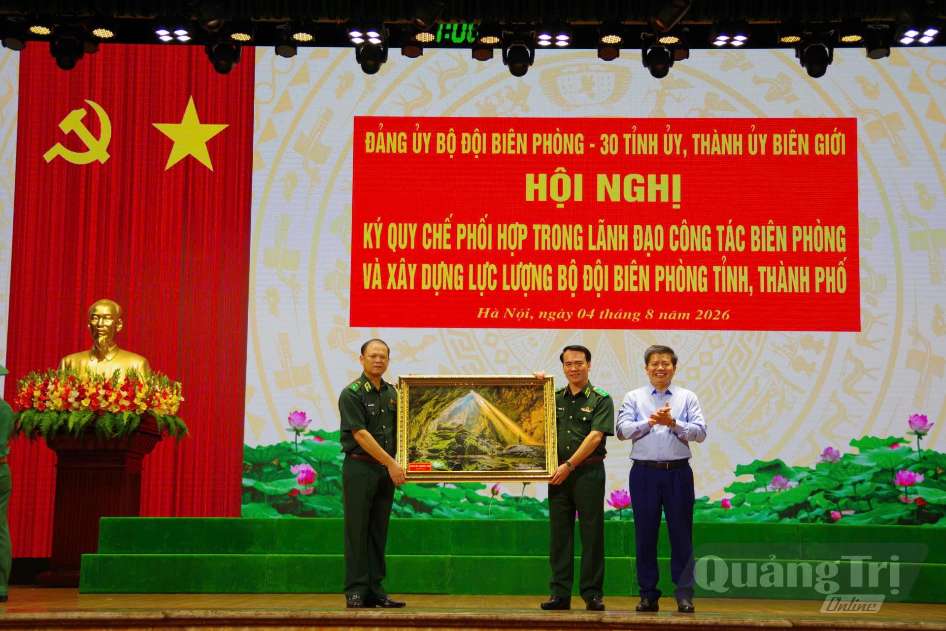 Đồng chí Trần Vũ Khiêm, Phó Bí thư Thường trực Tỉnh ủy, Trưởng đoàn đại biểu Quốc hội tỉnh tặng quà lưu niệm cho Bộ Tư lệnh Bộ đội biên phòng - Ảnh: Đỗ Nguyên