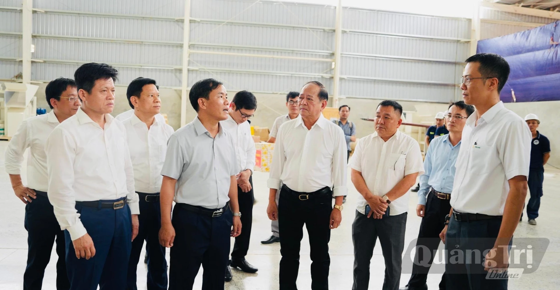 Bí thư Tỉnh ủy Nguyễn Văn Phương cùng đoàn công tác kiểm tra thực tế tiến độ triển khai Dự án Nhà máy Bao bì Quốc tế A&C tại Khu công nghiệp Quán Ngang - Ảnh: Mỹ Nhị 
