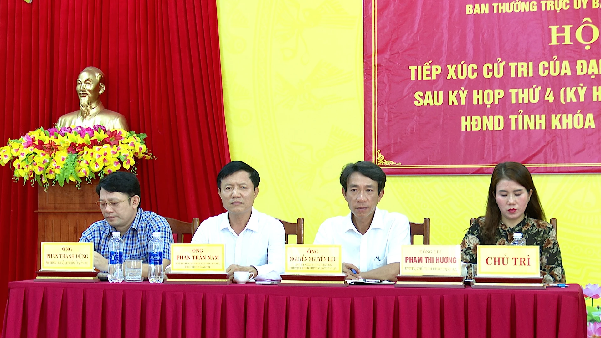 Các đại biểu HĐND tỉnh tham dự Hội nghị tiếp xúc cử tri tại xã Nam Trạch - Ảnh: Quang Ngọc.