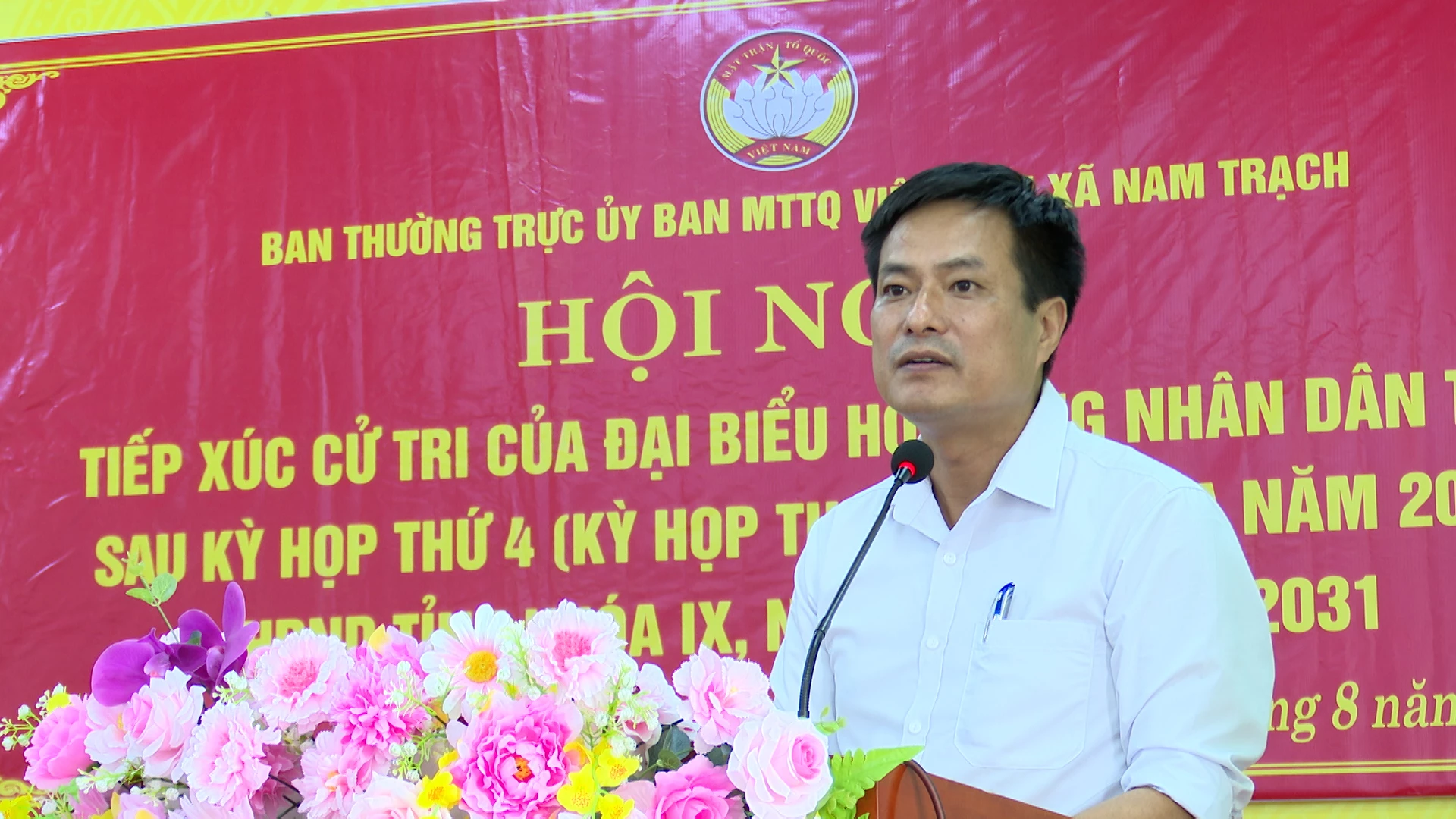 Lãnh đạo xã Nam Trạch trả lời một số ý kiến, kiến nghị của cử tri - Ảnh: Quang Ngọc.