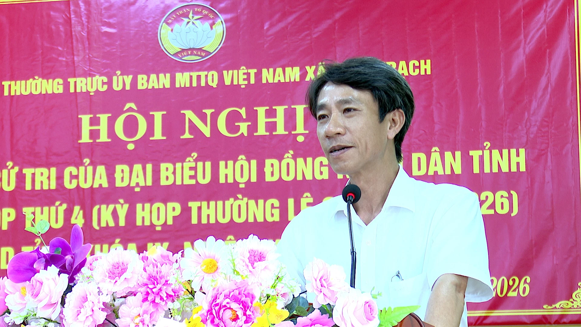 Thay mặt Tổ đại biểu HĐND tỉnh, đại biểu Nguyễn Nguyên Lực trả lời một số ý kiến, kiến nghị của cử tri; đồng thời tiếp thu, tổng hợp các ý kiến để chuyển đến cơ quan chức năng xem xét, giải quyết theo thẩm quyền - Ảnh: Quang Ngọc.