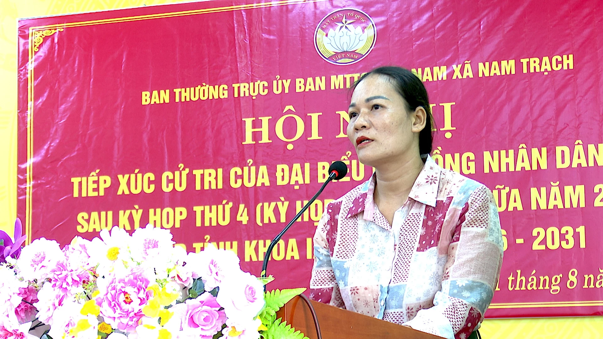 - Cử tri xã Nam Trạch nêu ý kiến, kiến nghị tại Hội nghị tiếp xúc cử tri - Ảnh: Quang Ngọc.
