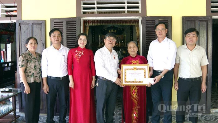 Quảng Ninh: Trao tặng Huy hiệu Đảng đợt 2/9 cho 157 đảng viên