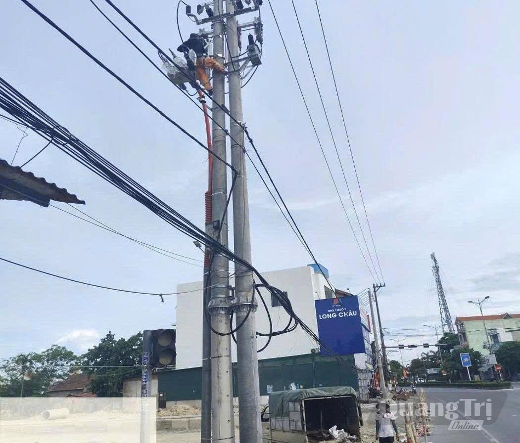 Tự ý trèo lên cột đang mang điện để lắp đặt thiết bị khi không có phiếu công tác của PC Quảng Trị làm tăng nguy cơ xảy ra tai nạn điện (ảnh chụp tại xã Hoàn Lão) - Ảnh: PC Quảng Trị