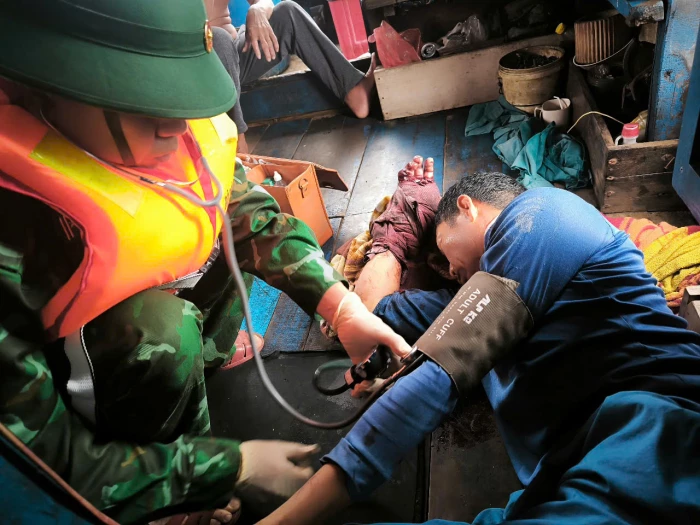 Đồn Biên phòng Nhật Lệ khẩn trương cứu nạn thuyền viên bị thương nặng trên biển