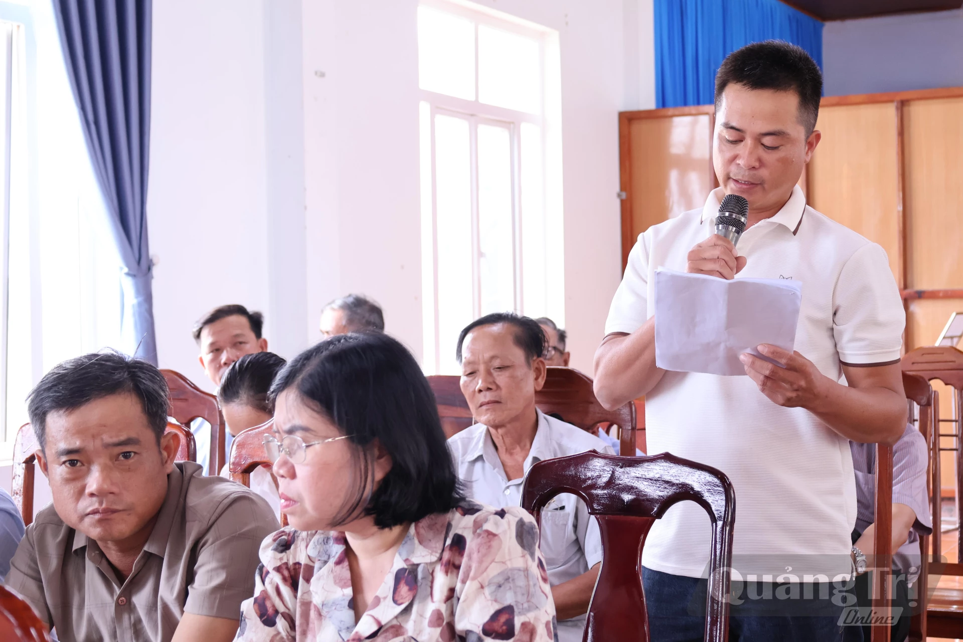 Cử tri xã Nam Cửa Việt trình bày kiến nghị tại buổi tiếp xúc - Ảnh: H.T