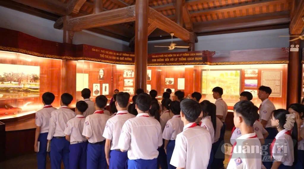 Các em học sinh Trường THCS Triệu Thành tại Khu lưu niệm Tổng Bí thư Lê Duẩn, xã Triệu Phong-Ảnh: A.T