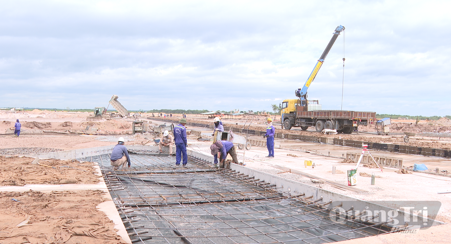 Xây dựng lối đi chuyên dụng cho máy bay di chuyển - Ảnh: B.C