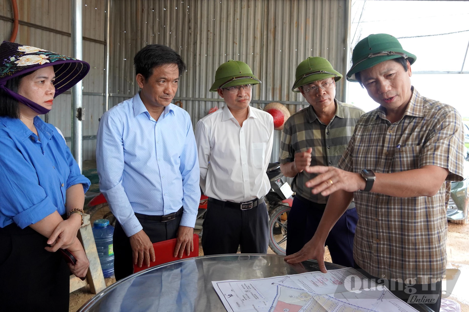 Đồng chí Hoàng Nam, Phó Chủ tịch Thường trực UBND tỉnh kiểm tra tại dự án Hạ tầng kỹ thuật khu đất ở khu vực Đồng Bàu Miệu - Ảnh: H.Tr