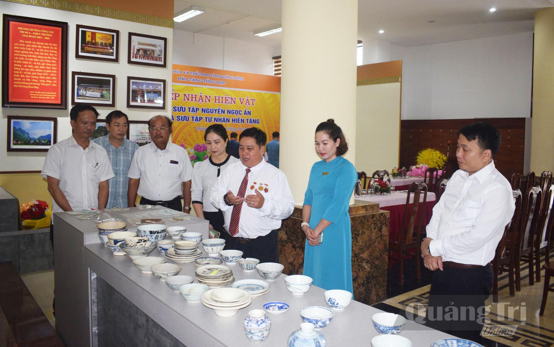 Nhà sưu tầm Nguyễn Ngọc Ẩn giới thiệu về các hiện vật hiến tặng cho Bảo tàng tỉnh Quảng Bình (cũ) năm 2023 - Ảnh: Bảo tàng tỉnh