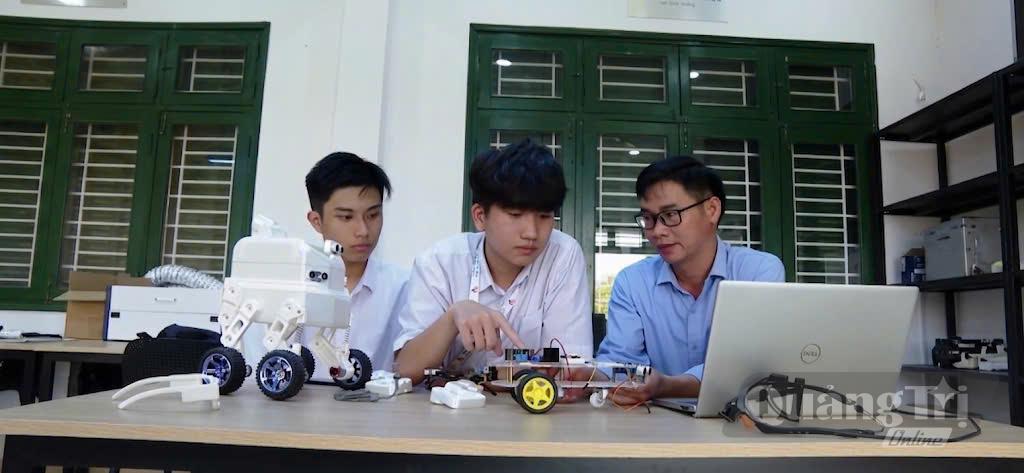 Dự án “Hệ thống Robot tự động dẫn đường cho người khiếm thị” của Trường THPT chuyên Lê Quý Đôn - Ảnh: A.T