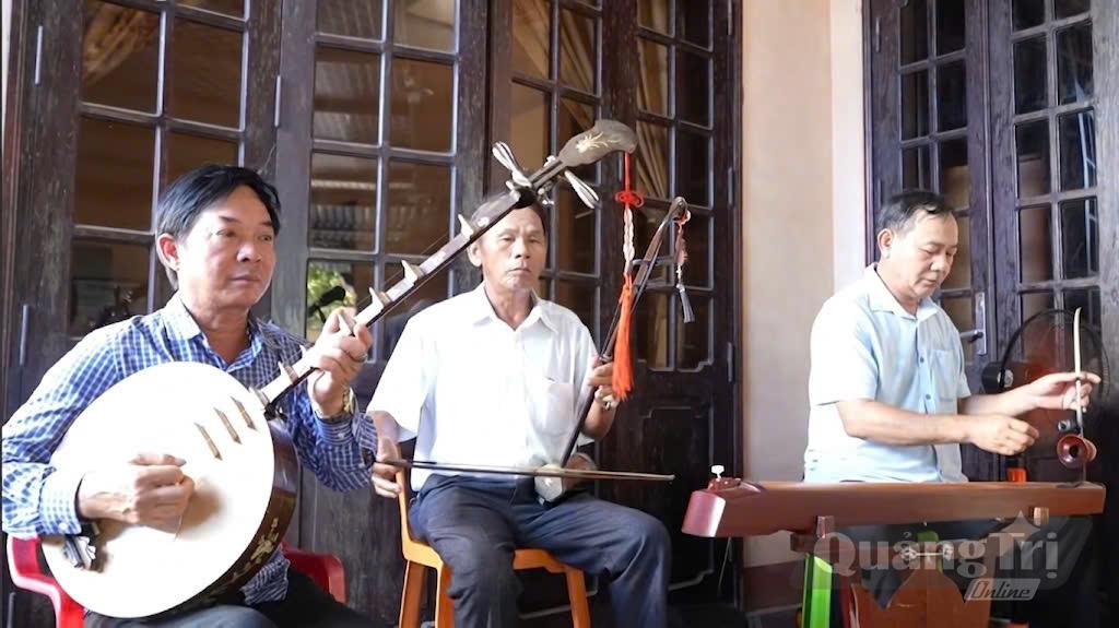Một buổi sinh hoạt thường kỳ của Câu lạc bộ Dân ca sông Hiền (xã Vĩnh Hoàng) - Ảnh: A.T