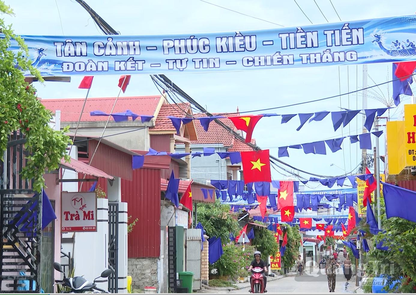 Tuyên truyền trực quan lễ hội bơi thuyền và Quốc khánh 2/9 - Ảnh: T.L