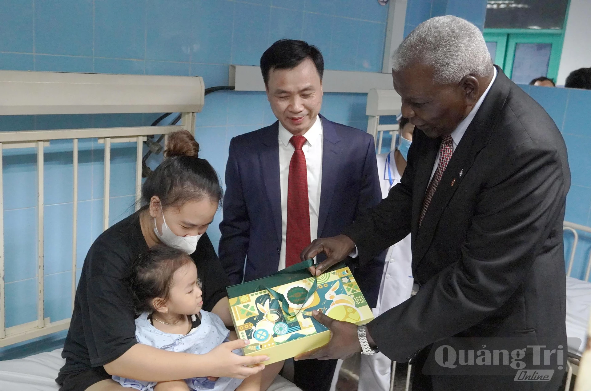 Đồng chí Esteban Lazo Hernandez, Ủy viên Bộ Chính trị, Chủ tịch Quốc hội Chính quyền Nhân dân và Hội đồng Nhà nước Cuba trò chuyện với các bệnh nhân trong chuyến thăm Bệnh viện hữu nghị Việt Nam-Cuba Đồng Hới, vào tháng 9/2023 - Ảnh: N.M