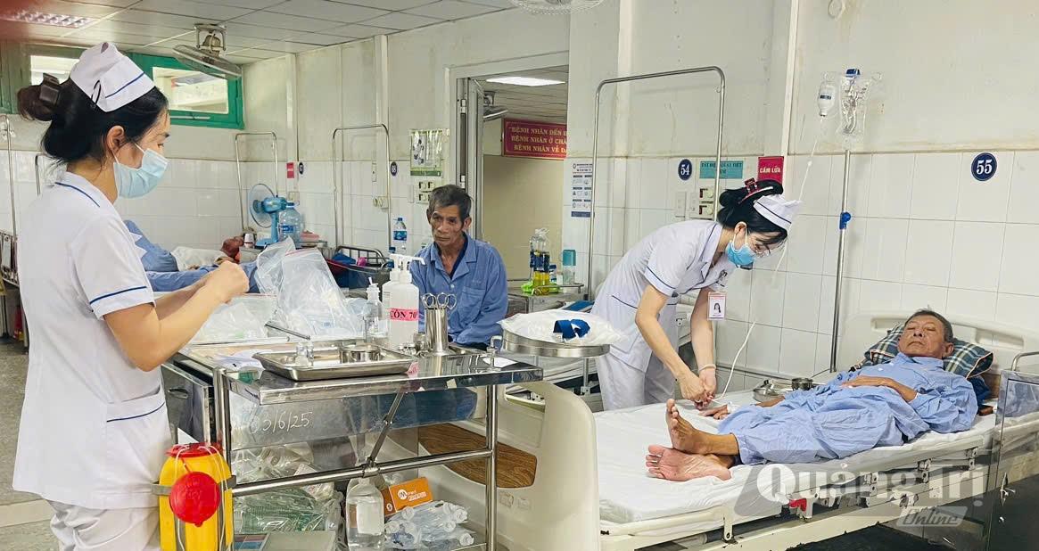 Nhân viên y tế chăm sóc cho bệnh nhân bảo hiểm y tế - Ảnh: N.L
