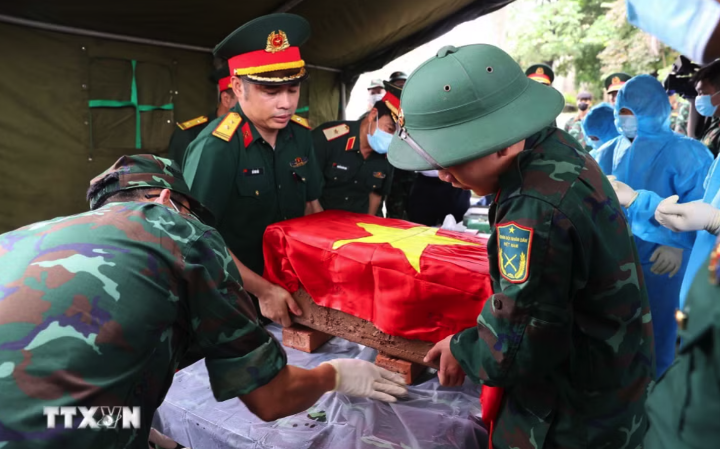 Trang trọng thực hiện quy trình khai quật, đưa hài cốt liệt sĩ chưa xác định danh tính về khu vực lấy mẫu sinh phẩm liệt sĩ tại Nghĩa trang liệt sĩ Ngọc Hồi (xã Thanh Trì). (Ảnh: Văn Điệp/TTXVN)6