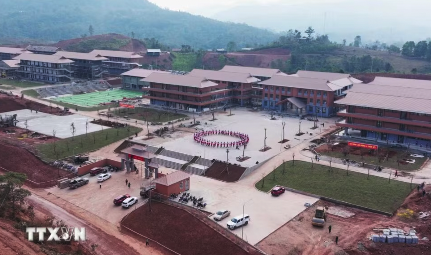 Trường Phổ thông nội trú liên cấp Tiểu học và THCS Si Pa Phìn được xây dựng khang trang, hiện đại. (Ảnh: TTXVN phát)