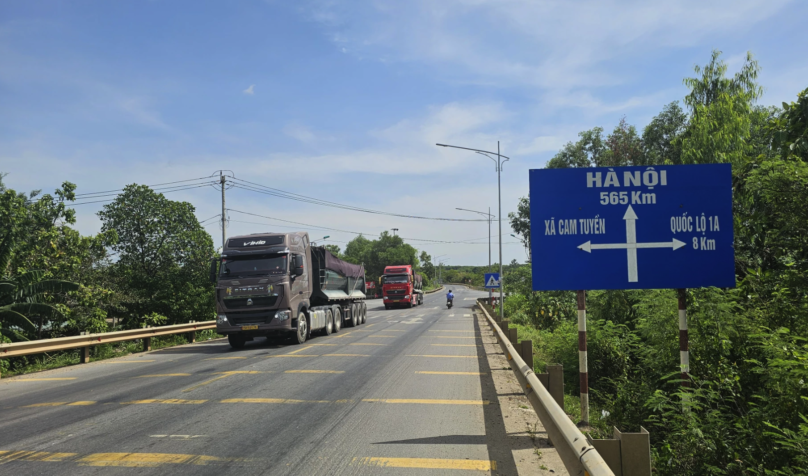 Sau hơn 1 năm thực hiện sắp xếp đơn vị hành chính, biển chỉ đường vẫn chỉ về xã Cam Tuyền (cũ) - Ảnh: N.T.H