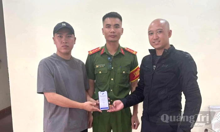 Công an xã Hoàn Lão hỗ trợ người dân nhận lại 5 tỉ đồng chuyển khoản nhầm