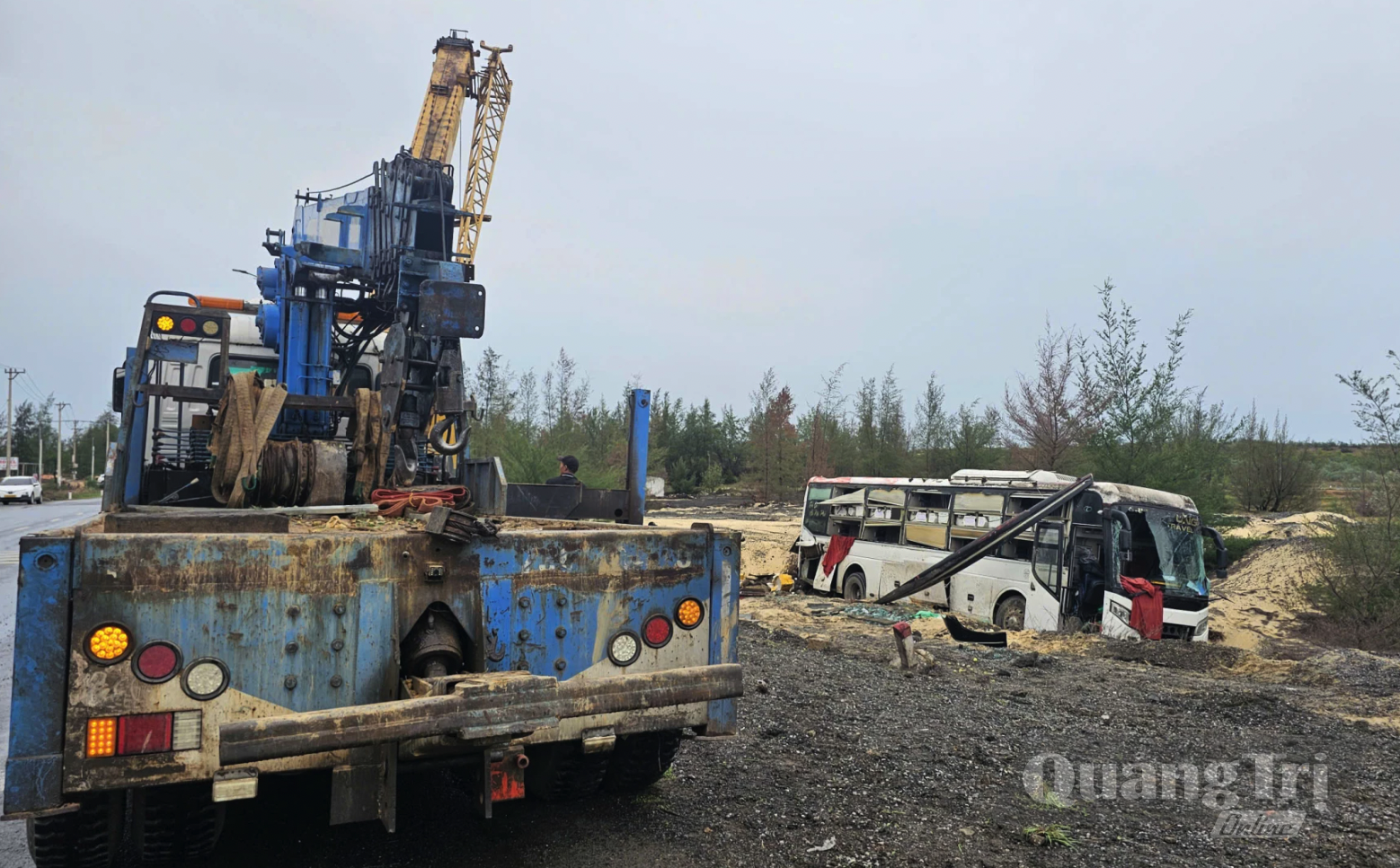Lực lượng chức năng điều động phương tiện cứu hộ xe khách gặp tai nạn - Ảnh: Phan Khiêm