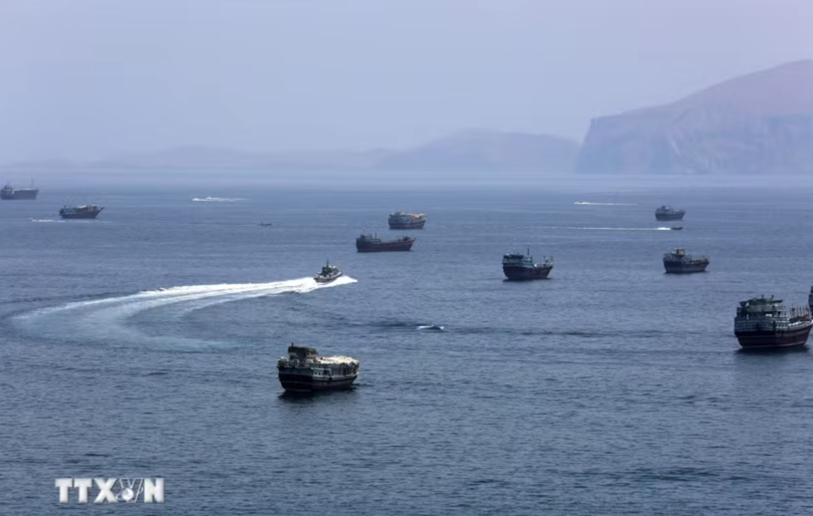 Quang cảnh eo biển Hormuz ngày 20/6/2026. (Ảnh: THX/TTXVN phát)