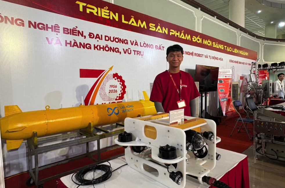 
Sinh viên Đại học Bách khoa Hà Nội tại triển lãm sản phẩm đổi mới sáng tạo. (Ảnh: Vietnam+)