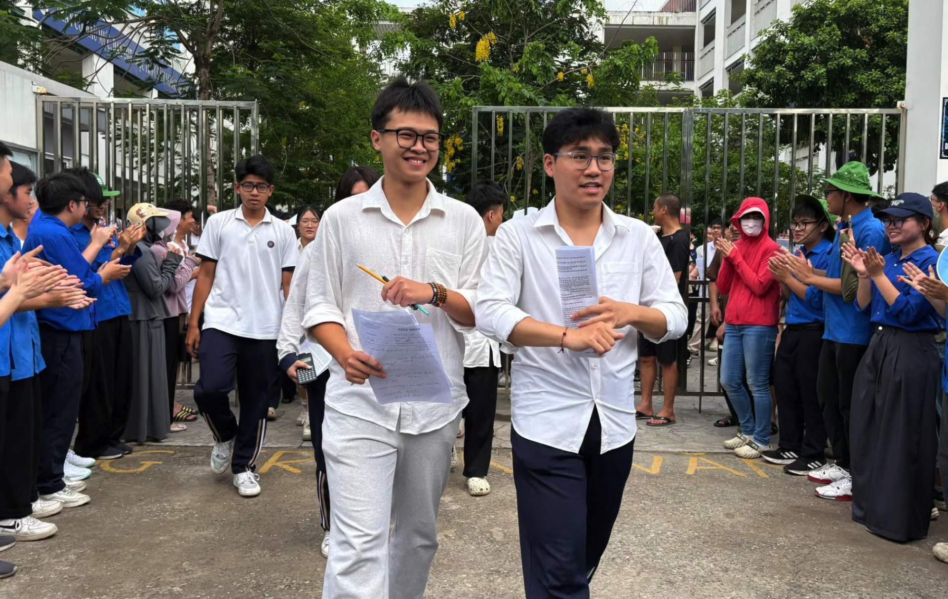 Thí sinh rời điểm thi sau môn cuối cùng. (Ảnh: Phạm Mai/Vietnam+)