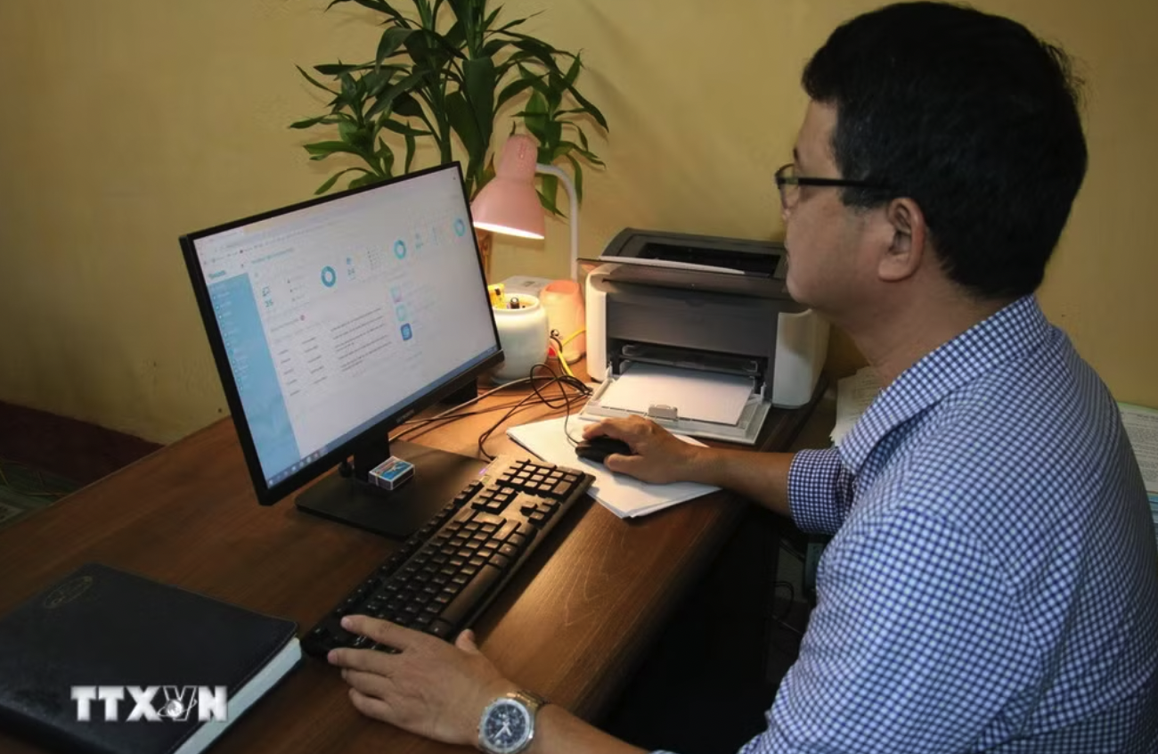 Giáo viên Trường tiểu học Kim Thái (phường Nam Định) sử dụng học bạ số. (Ảnh: Nguyễn Lành/TTXVN)