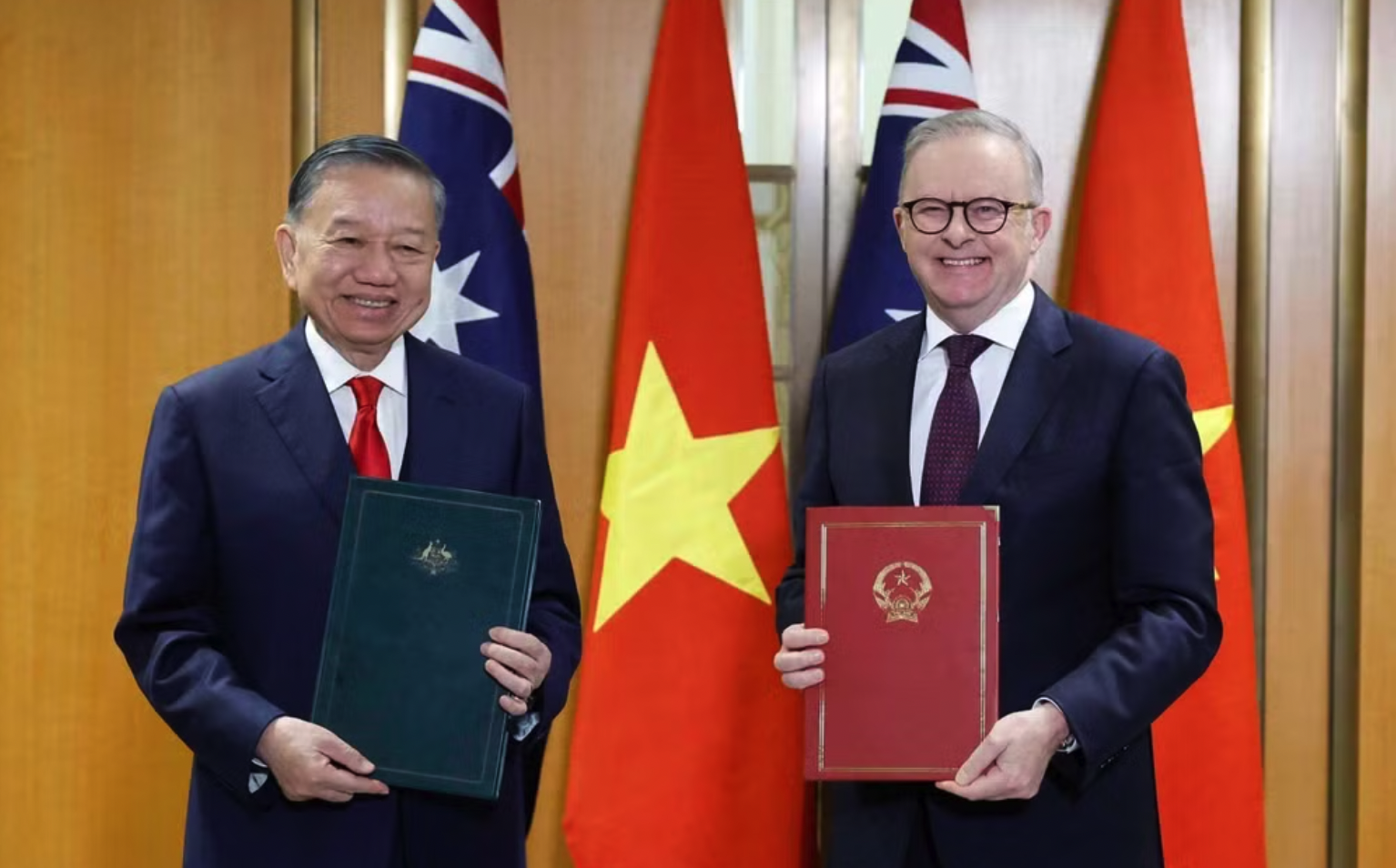 Tổng Bí thư, Chủ tịch nước Tô Lâm và Thủ tướng Australia Anthony Albanese trao Tuyên bố chung. (Ảnh: TTXVN)