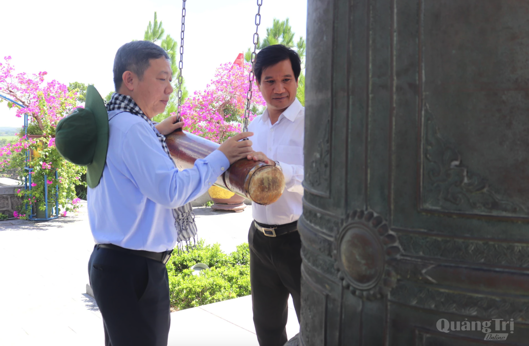 Đồng chí Dương Anh Đức, Trưởng ban Tuyên giáo và Dân vận Thành ủy TP. Hồ Chí Minh và lãnh đạo Ban Tuyên giáo và Dân vận Tỉnh ủy thực hiện nghi thức thỉnh chuông tại Nghĩa trang liệt sĩ quốc gia Đường 9 - Ảnh: T.P