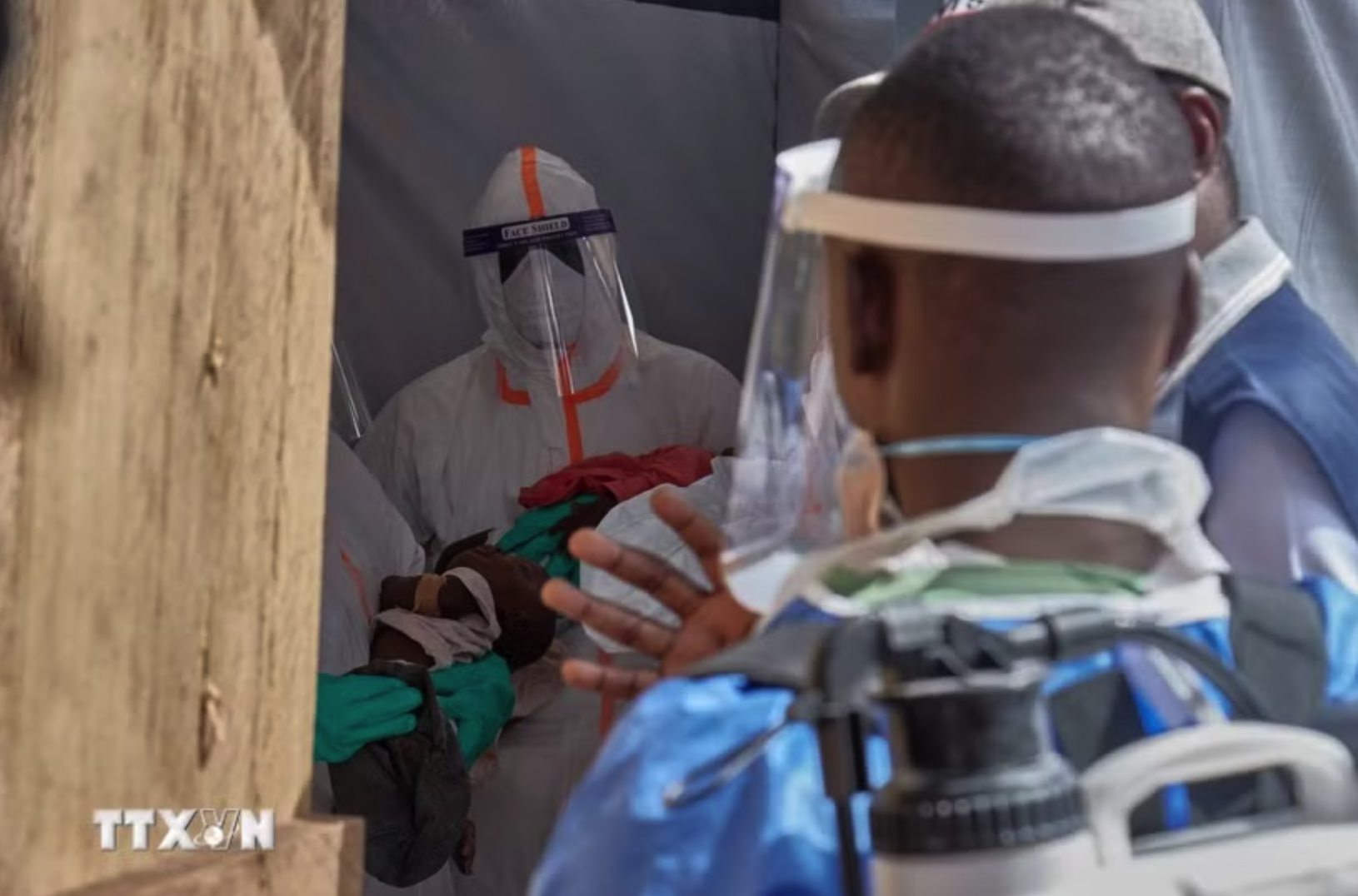 Nhân viên y tế chăm sóc các em nhỏ mắc Ebola tại Bunia, tỉnh Ituri, CHDC Congo. (Ảnh: THX/TTXVN phát)