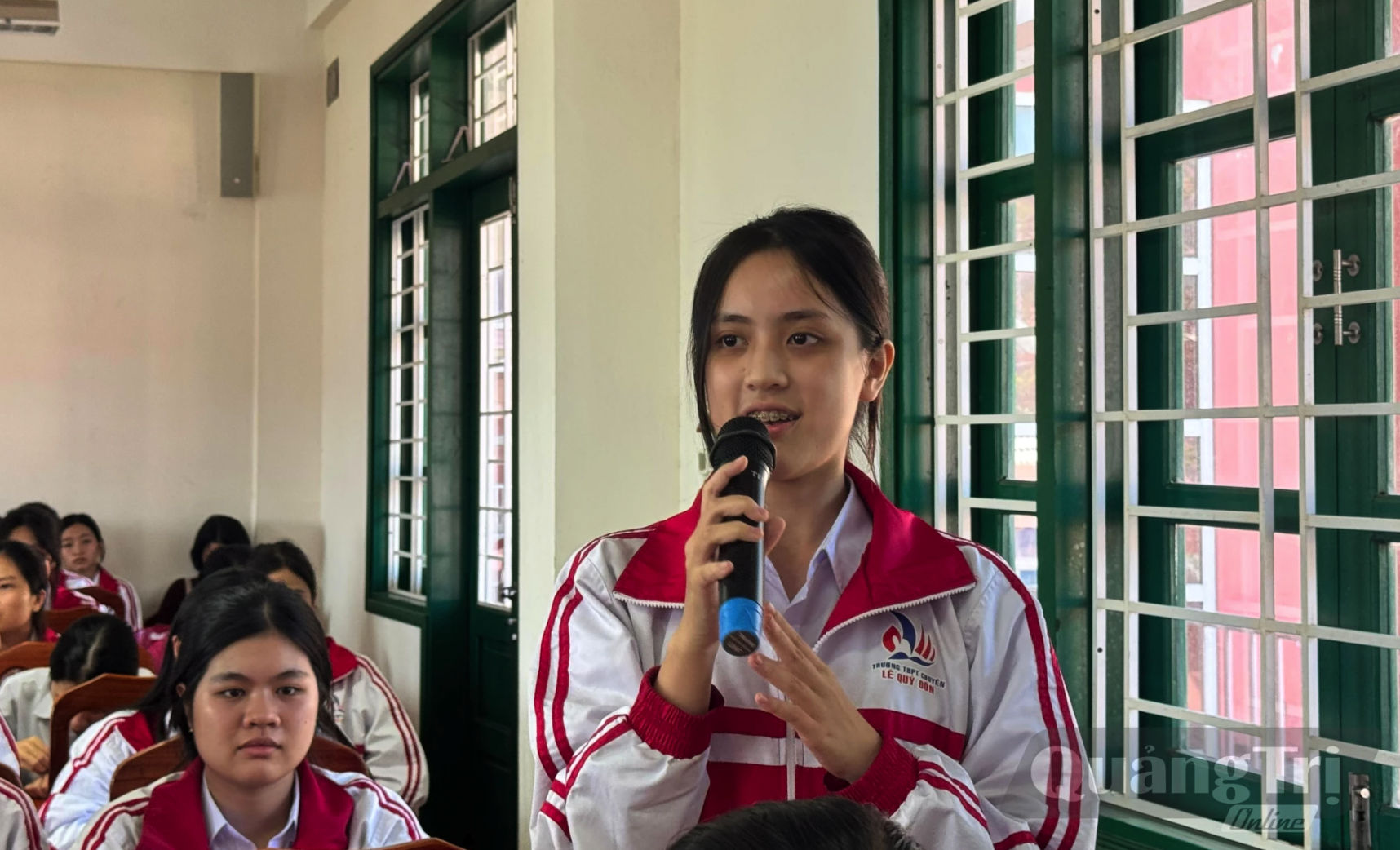 Học sinh Trường THPT chuyên Lê Quý Đôn mong muốn có nhiều cơ hội tiếp cận với đất nước vàb con người Cuba- Ảnh: Mai Linh