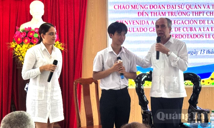 Học sinh Trường THPT chuyên Lê Quý Đôn trò chuyện cùng đoàn công tác Đại sứ quán Cuba tại Việt Nam
