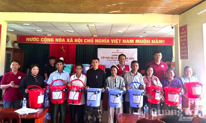 Trao 500 bộ lọc nước cho hộ dân khó khăn