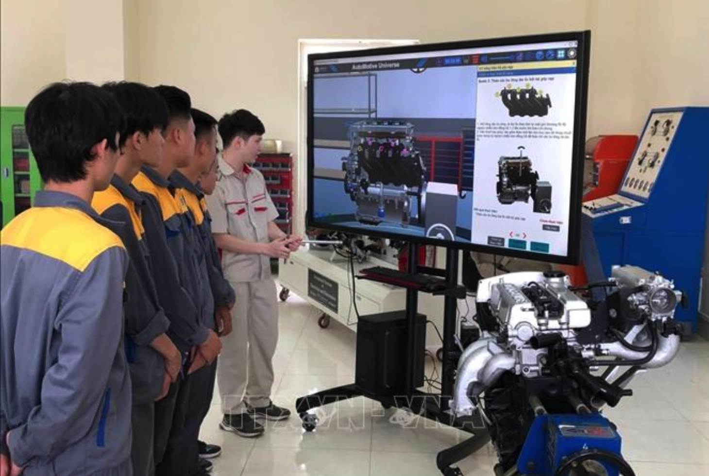 Giáo viên đáp ứng chuẩn nghề nghiệp có thể giảng dạy đồng thời cả phần kiến thức trung học phổ thông và phần chuyên môn nghề trong cùng một năm học. Ảnh tư liệu