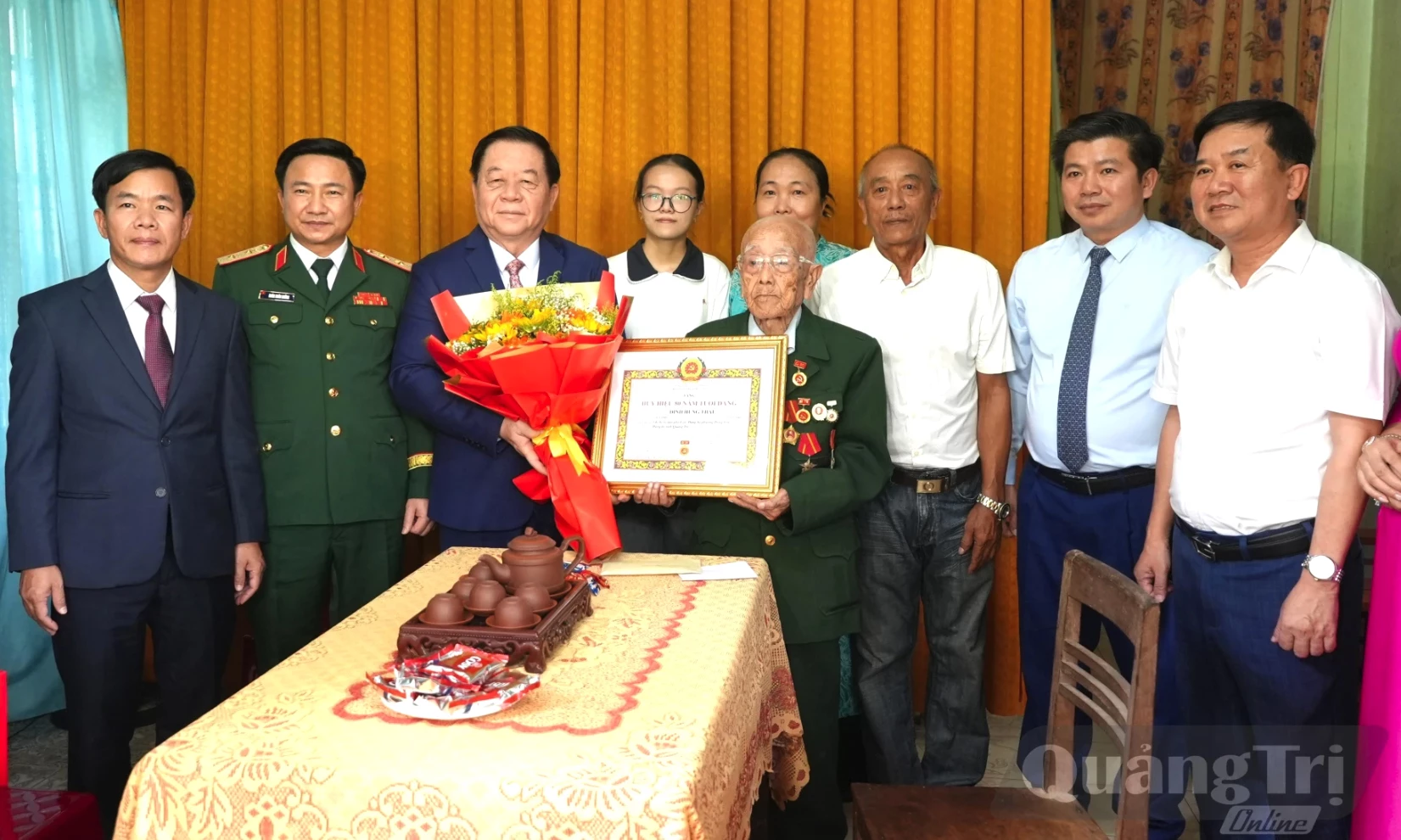 Đồng chí Đại tướng Nguyễn Trọng Nghĩa trao Huy hiệu 80 năm tuổi Đảng cho các đảng viên lão thành tại tỉnh Quảng Trị