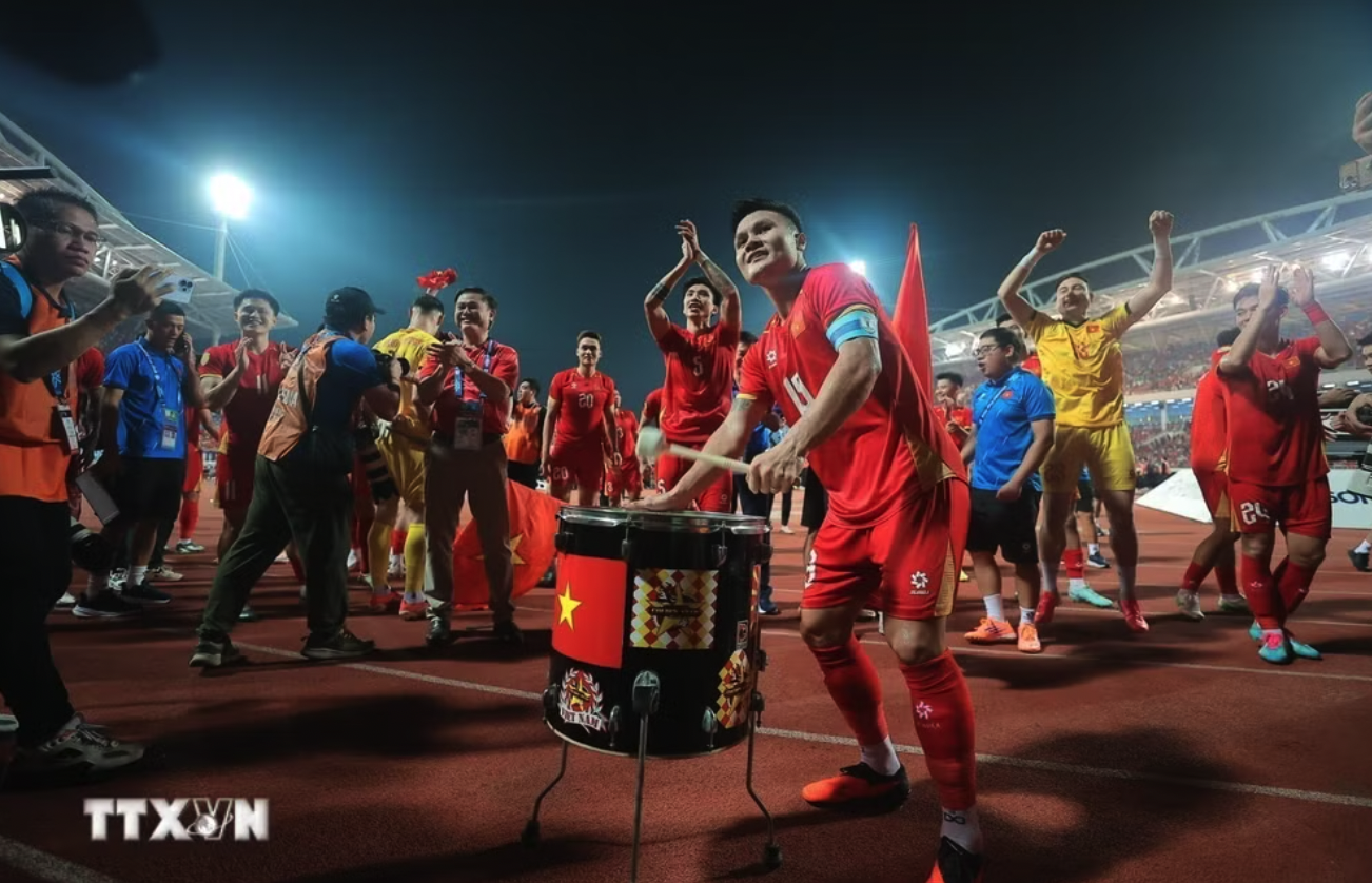 Niềm vui vô bờ bến của đội trưởng Quang Hải và các tuyển thủ Việt Nam. (Ảnh: Minh Quyết/TTXVN)