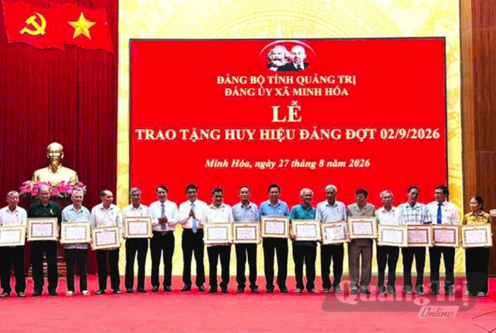 Xã Minh Hóa: Trao tặng Huy hiệu Đảng cho 56 đảng viên