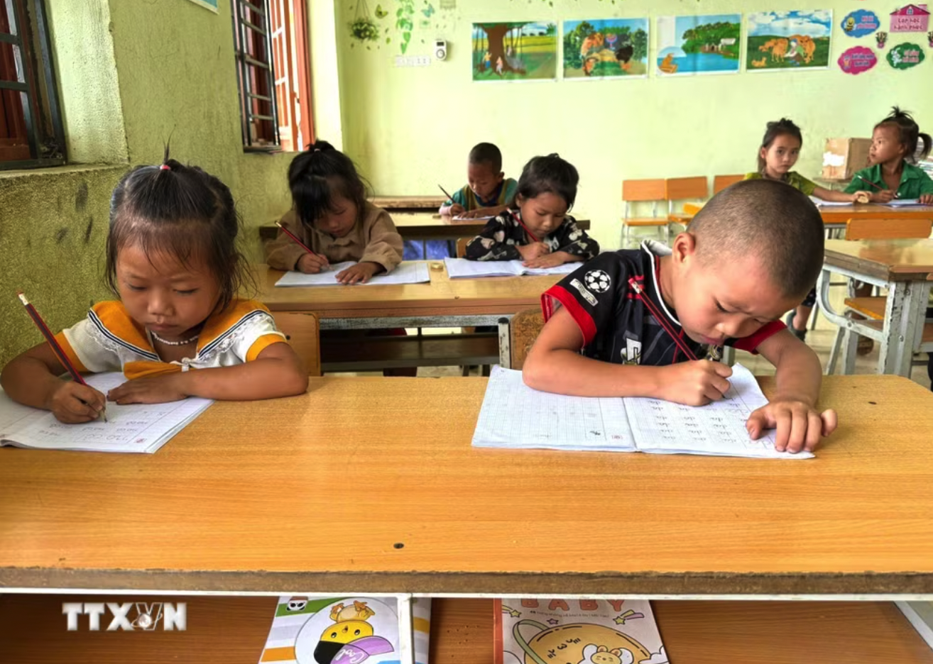 Học sinh đang học ở Điểm trường Trà Tá, Trường Tiểu học cơ sở xã Thạch Lâm, tỉnh Cao Bằng. (Ảnh: Chu Hiệu/TTXVN)