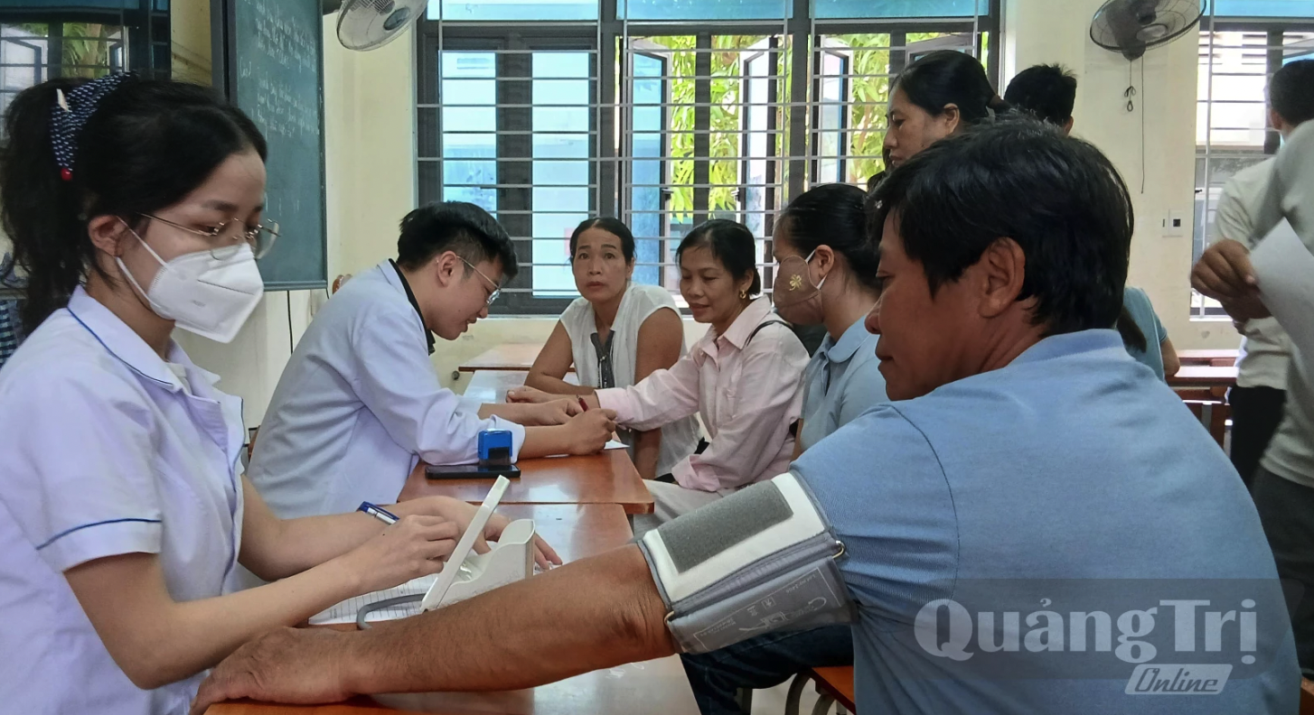 Quang cảnh công nhân, người lao động tham gia khám bệnh tại ngày hội - Ảnh: H.Đ