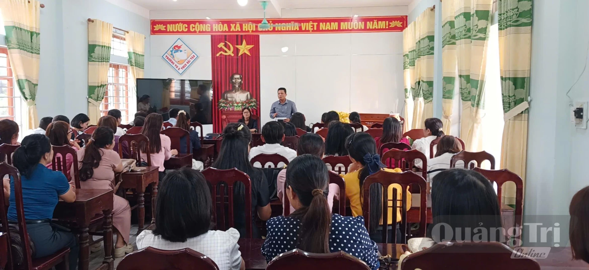 Hội đồng sư phạm Trường tiểu học và THCS Tân Hòa, xã Nam Hải Lăng trao đổi công việc sau sắp xếp - Ảnh: N.B