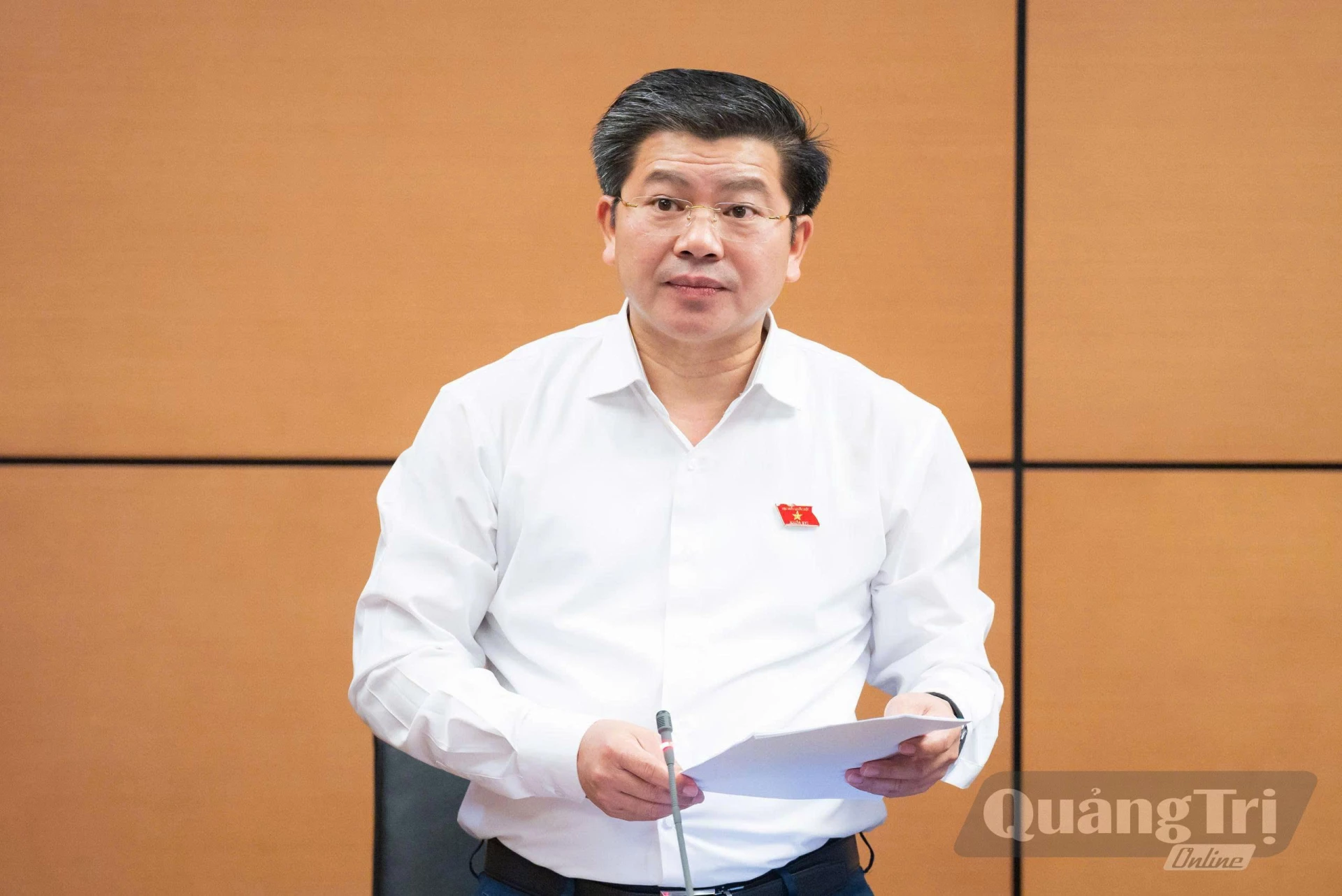 Đồng chí Trần Vũ Khiêm, Phó Bí thư Thường trực Tỉnh ủy, Trưởng đoàn ĐBQH tỉnh thảo luận tại tổ - Ảnh: N.M