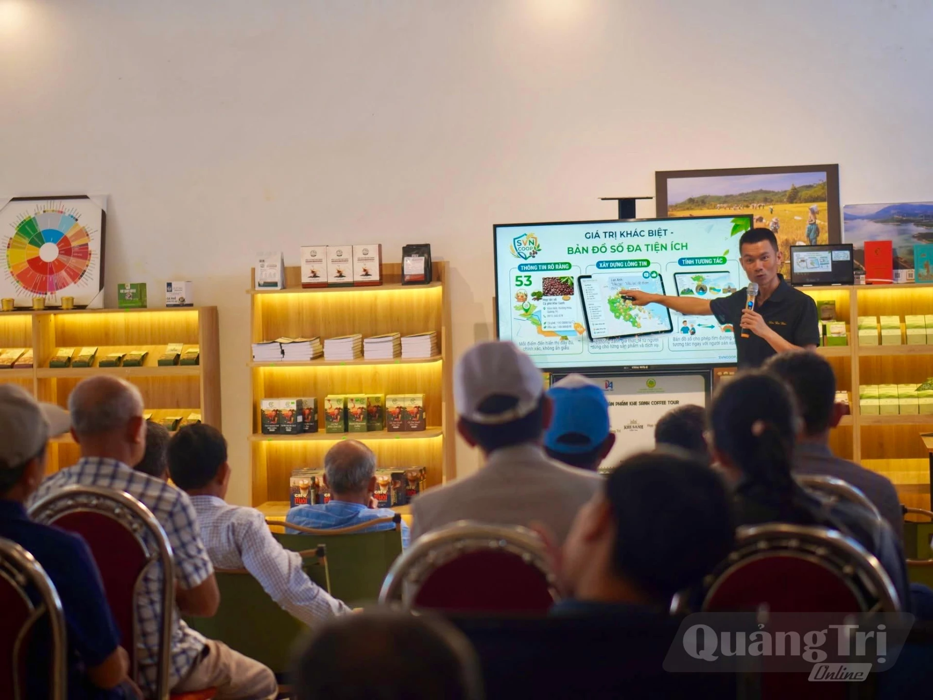 Anh Trần Thái Thiên giới thiệu về cách đưa sản phẩm du lịch lên bản đồ số - Ảnh: M.H