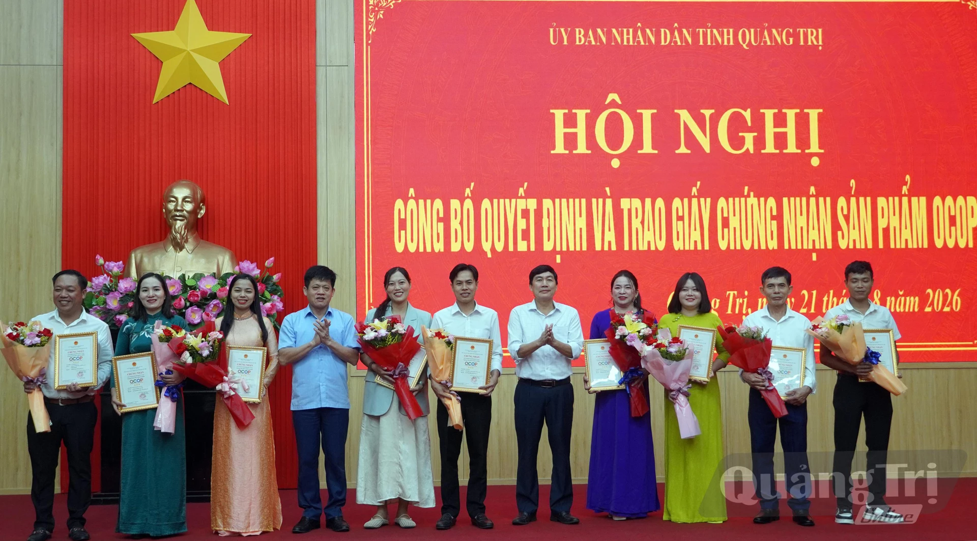 Đồng chí Lê Văn Bảo, Phó Chủ tịch UBND tỉnh và đại diện lãnh đạo Sở Nông nghiệp và Môi trường trao giấy chứng nhận và tặng hoa chúc mừng các chủ thể có sản phẩm OCOP 3 sao - Ảnh: H.Tr