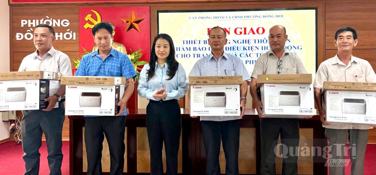 Đại diện lãnh đạo phường Đồng Hới trao thiết bị công nghệ thông tin cho các tổ dân phố - Ảnh: H.Tr.