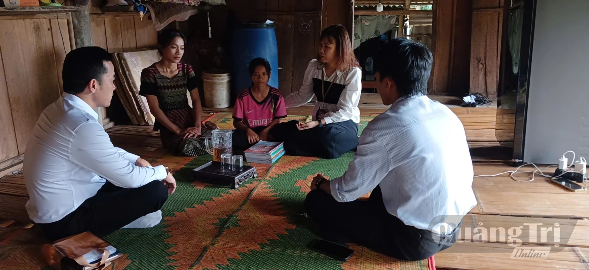 Cán bộ, giáo viên vùng cao đến từng nhà vận động học sinh, đưa các em tới trường - Ảnh:N.B